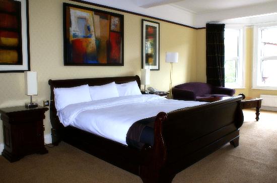 hotel-bedroom