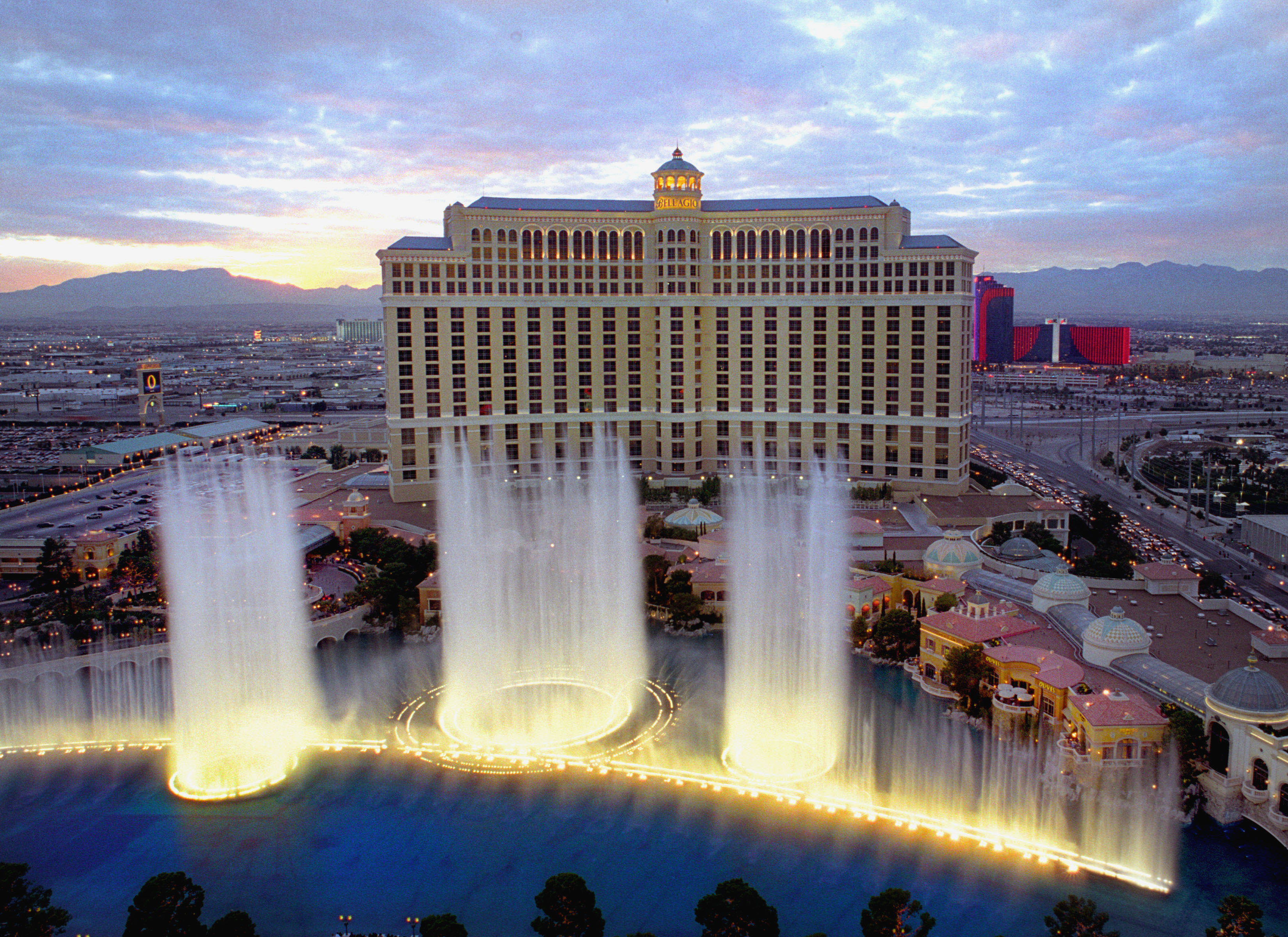 LAS VEGAS, NV-12/31/99:Bellagio w/Fountains.